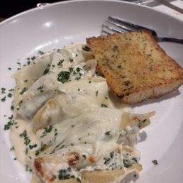 Spinached stuffed shells with Alfredo