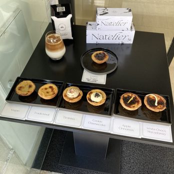 Nat’elier - Vegan, traditional, tiramisu, cookie cheesecake, apple cinnamon, white chocolate macadamia, and creme brûlée (back). - Bakeries Near Me - Lisbon, 11