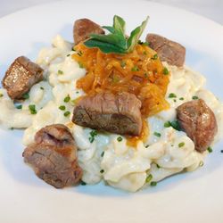 Restaurant Dorfbeiz - Käsespätzli Rindsfiletwürfel