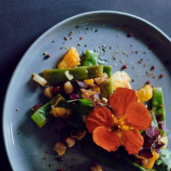 The Glasshaus Adelboden - Salade de haricots verts et pois-gourmand, orange, dattes et noisettes grillées - Modern European Near Me - Adelboden, BE The Glasshaus Adelboden - Salade de haricots verts et pois-gourmand, orange, dattes et noisettes grillées - Modern European Near Me - Adelboden, BE