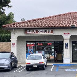 Daily Donuts - Outside
