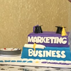 Lindstrom Bakery - Cake generously served 40 people.