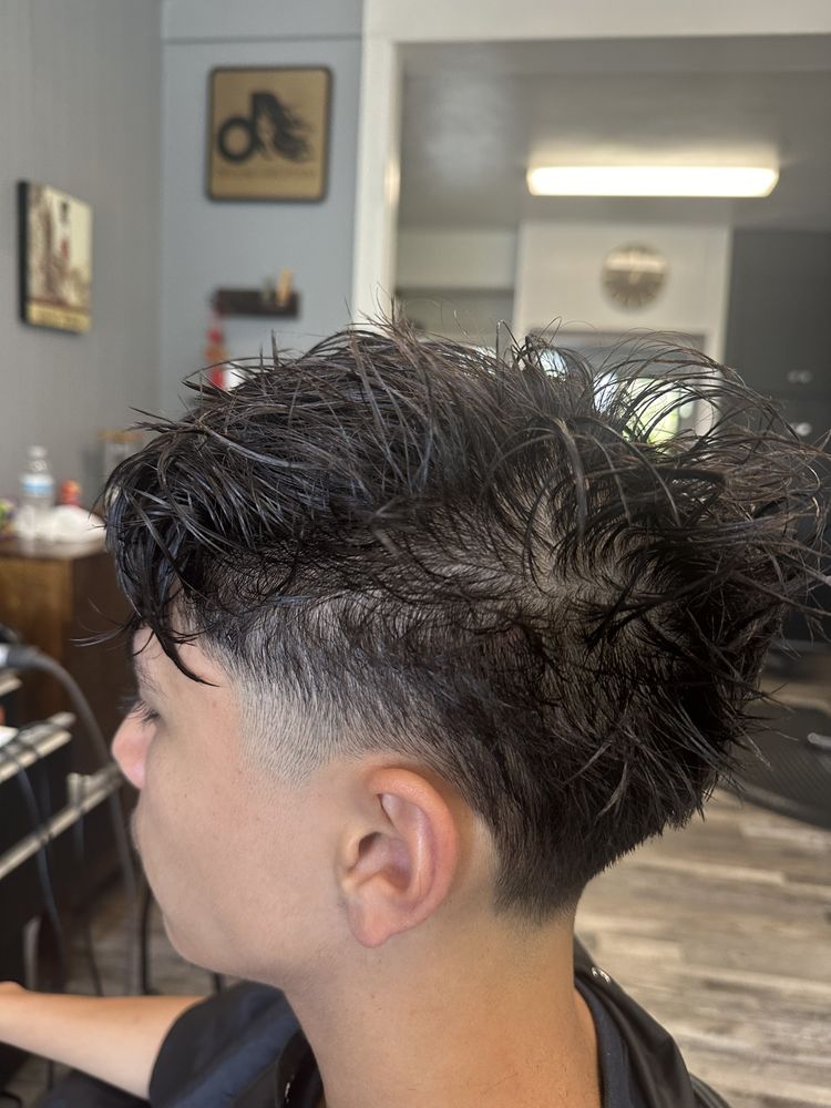 Demure Hair Studio Logo