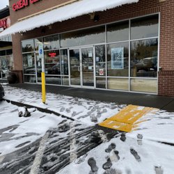 Desert Sun - Snow on the ground.  Yep.  Taken at 2:40 on a sunny day.  The ONLY business in the complex closed.  Note the absence of signs.  Boo!