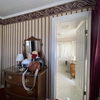 Julian Gold Rush Hotel - Room 11's massive bathroom. - Hotels Near Me - Julian, California Julian Gold Rush Hotel - Room 11's massive bathroom. - Hotels Near Me - Julian, California