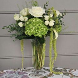 Keepsakes Florist - Lush florals in ivory, white and green
