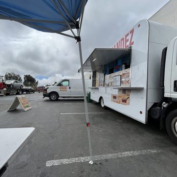 Tacos Los Hernandez - a food truck parked in a parking lot - Food Trucks Near Me - Oakland, California Tacos Los Hernandez - a food truck parked in a parking lot - Food Trucks Near Me - Oakland, California