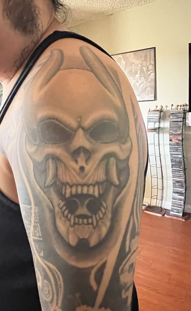 Golden heights tattoo studio Logo