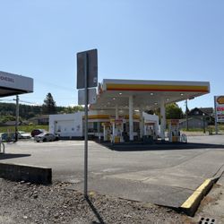 Sam’s Food Mart - Full view of outside!