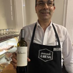 Mercado à Mesa - Our Waiter with wonderful local RED.