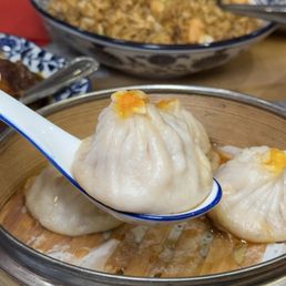 Crab & Pork Xiao Long Bao / 蟹粉小笼包