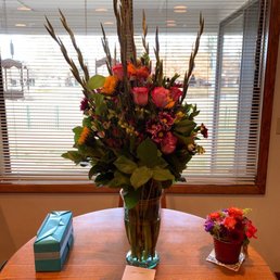 Center flower arrangement by Sunflower Florist! Center flower arrangement by Sunflower Florist!