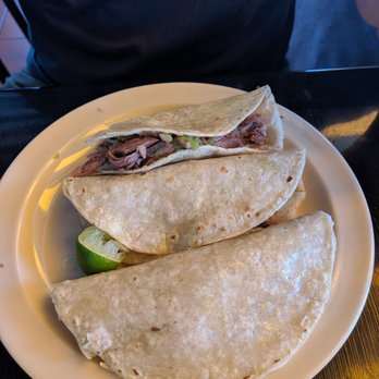 Aquí es Texcoco - Close up of the tacos. Well served and filling. - Mexican Near Me - Mesa de Otay, BCN