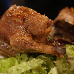 Piccione arrosto in letto di insalata