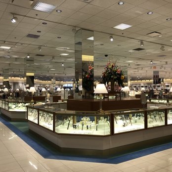 Von Maur - Department Stores Near Me - Glenview, Illinois