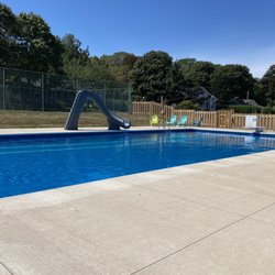Harbourview Inn - Pool with slide and diving board