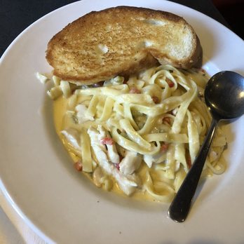 Bluenose II Restaurant - Fettuccine Alfredo with garlic bread pasta - Seafood Near Me - Halifax, Nova Scotia