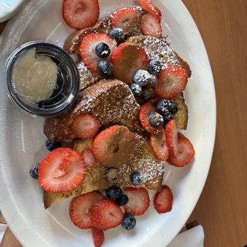 Downtown cafe - French toast with berries - Breakfast & Brunch Near Me - Pittsburg, California