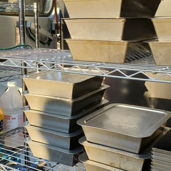 Izzy's Pizza Bus - Detroit-style metal pans for pizza - Food Trucks Near Me - Omaha, Nebraska