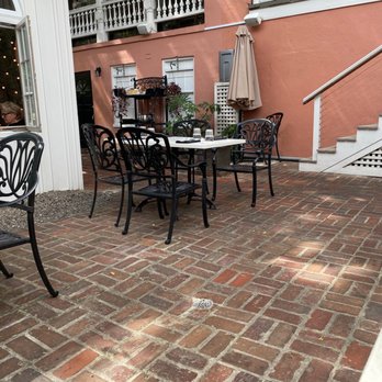 82 Queen - Outdoor patio - Southern Near Me - Charleston, South Carolina 82 Queen - Outdoor patio - Southern Near Me - Charleston, South Carolina