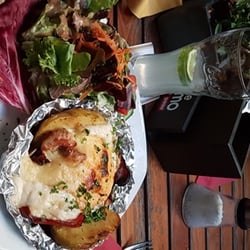 Brasserie Bernstein - Ofenkartoffel mit Putenbruststreifen, mediterranem Gemüse, Aioili und Käse überbacken, dazu eine Salatgarnitur
