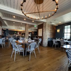 Besos Tapas & Wine Bar - Dining room