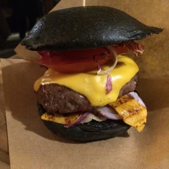 Ham Holy Burger - Panino di Halloween con pane nero salsa al gorgonzola zucca e altro - Burgers Near Me - Milan, Michigan