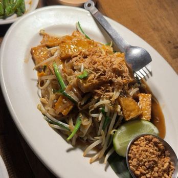 La ong - Pad Thai Plate - Thai Near Me - Beverly Hills, California La ong - Pad Thai Plate - Thai Near Me - Beverly Hills, California