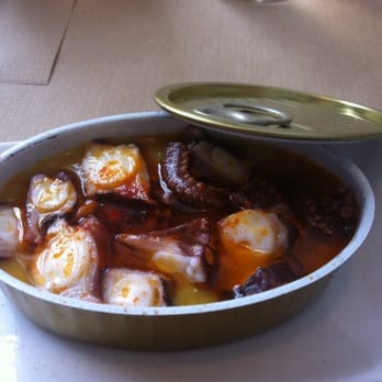 A Mordiscos - Pulpo con crema de patata y calabaza. - Modern European Near Me - Vigo, PO