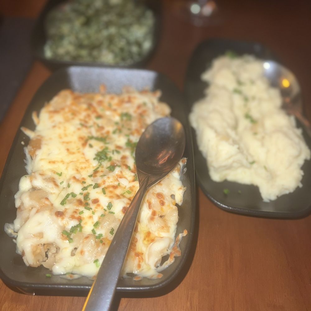 Harry's - Macaroni & cheese, creamed spinach, and mashed potatos - Cocktail Bars Near Me - Playa del Carmen, ROO