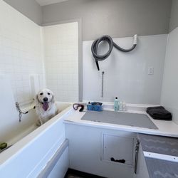 Rub-A-Dub Dog Bath - Bath and drying area with complete set of grooming tools