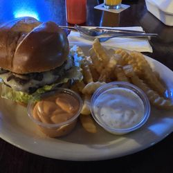 Halftime Sports Saloon - Mushroom Swiss burger