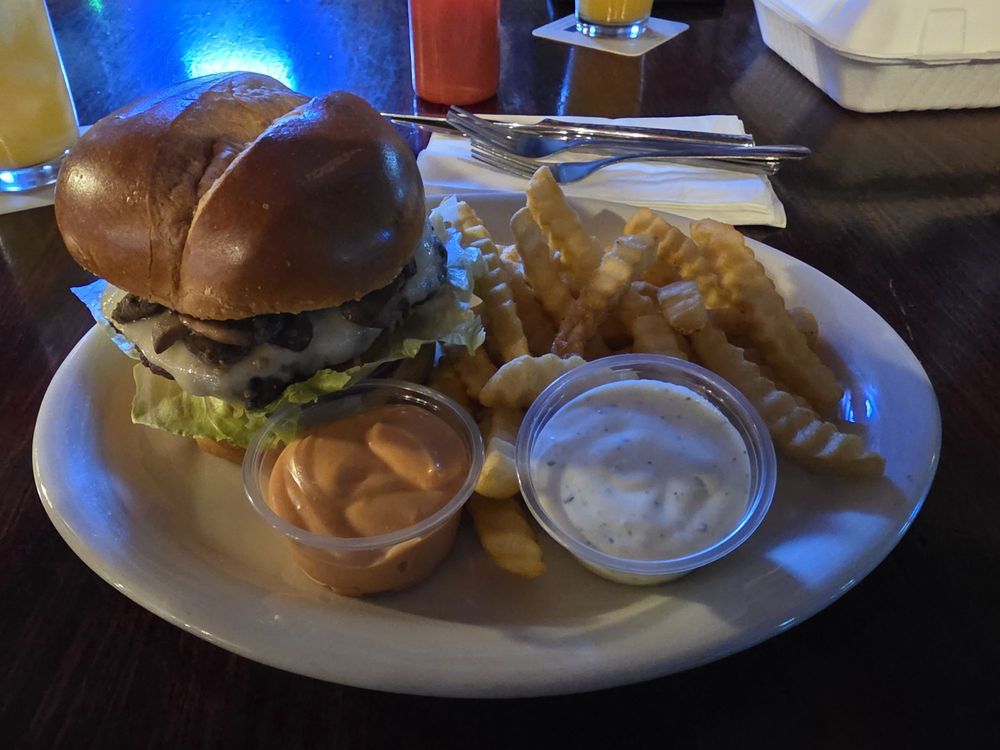 Halftime Sports Saloon Logo