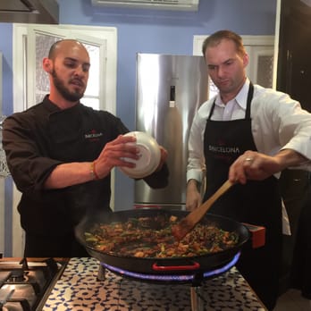 Barcelona Cooking - Our Chef giving some instruction - Cooking Schools Near Me - Barcelona, B