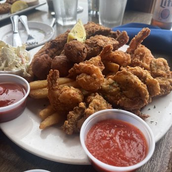 Wahoo's Fish House - Fried seafood platter - Seafood Near Me - Murrells Inlet, South Carolina