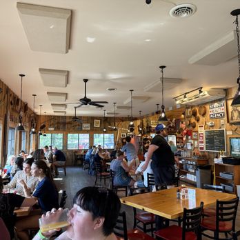 Polly's Pancake Parlor - Dining room - Breakfast & Brunch Near Me - Sugar Hill, New Hampshire