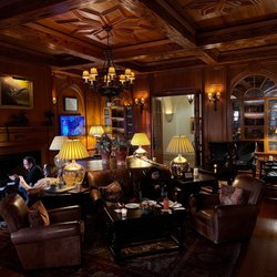 Sea Island River Bar - The lounge is amazingly cozy with big leather chairs and old leather books
