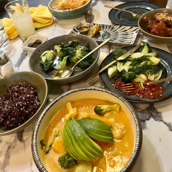 Kin Long Beach - Avocado curry, multi grain rice, crispy chicken wings, salmon curry - Thai Near Me - Long Beach, California