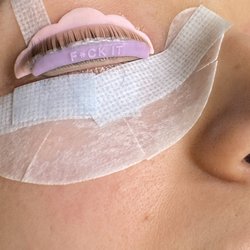 Lux Lashus - Lash lift in process