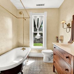 Valley House Inn - Nelson Suite bathroom
