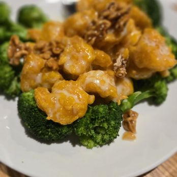 Dumpling King Asian Cuisine - Walnut shrimp.... even the broccoli was delish - Szechuan Near Me - Sacramento, California Dumpling King Asian Cuisine - Walnut shrimp.... even the broccoli was delish - Szechuan Near Me - Sacramento, California