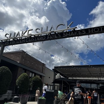 Shake Shack I-Drive - Ice Cream & Frozen Yogurt Near Me - Orlando, Florida