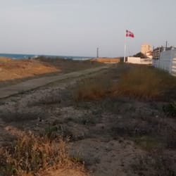 Playa Bega de Mar - Dunas,  pasarela de madera y  la bandera de sueca