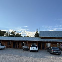 Chama River Bend Lodge - Super nice staff here. Only 1.9 miles from train station.
