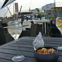De Saffraan - Heerlijk aperitief en amuse @ De Saffraan -Links: Gin/Tonic -Rechts: alcohol vrij alternatief met Seedlip Spice