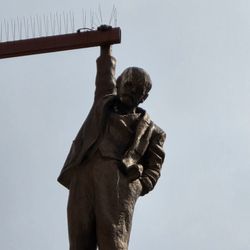 Socha zavěšeného Sigmunda Freuda