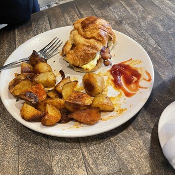 Cafe Astoria - Cheese Armstrong on the point  With the potatoes yummy - Coffee & Tea Near Me - Saint Paul, Minnesota