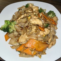 Pad See Yoo Noodle with Chicken (medium spice) Pad See Yoo Noodle with Chicken (medium spice)