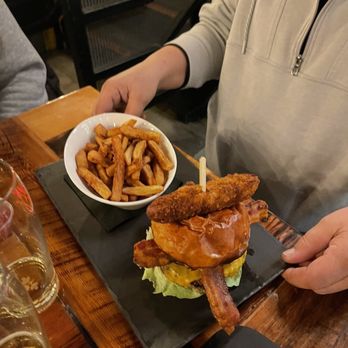 Crust & Crate Public House - Burger - Gastropubs Near Me - Ottawa, Ontario Crust & Crate Public House - Burger - Gastropubs Near Me - Ottawa, Ontario