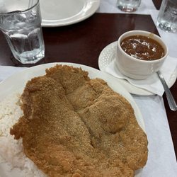 Burbujas By René - Pechuga de pollo empanado con arroz y habichuelas